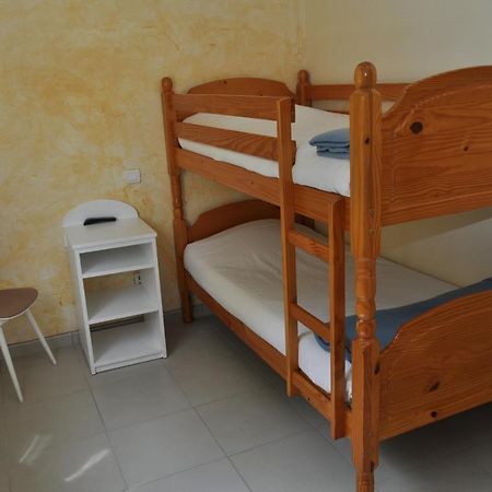 Les Mimosas Hotel Lunel  Szoba fotó