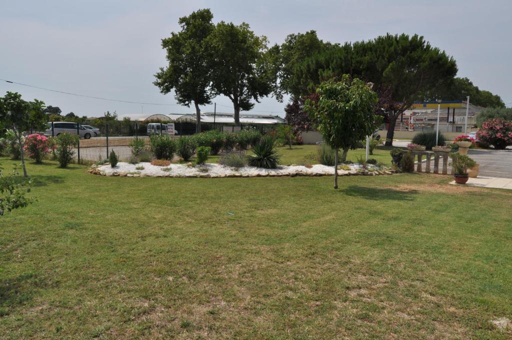 Les Mimosas Hotel Lunel  Kültér fotó